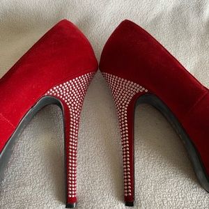 Super sexy red suede heels 💋